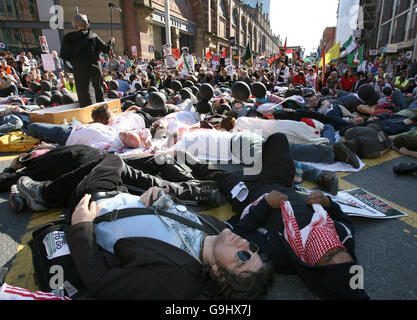 Des manifestants jouent morts lors d'une marche de protestation contre la guerre à Manchester. Banque D'Images