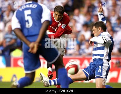 Football - FA Barclays Premiership - Reading v Manchester United - Madejski Stadium.Cristiano Ronaldo de Manchester United marque un objectif d'égalisation. Banque D'Images