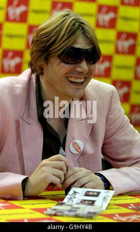 Nicky Wire, bassiste de la rue Manic Preachers, signe des copies de son nouvel album J'ai tué le Zeitgeist à la Vierge Megastore à Cardiff. Banque D'Images