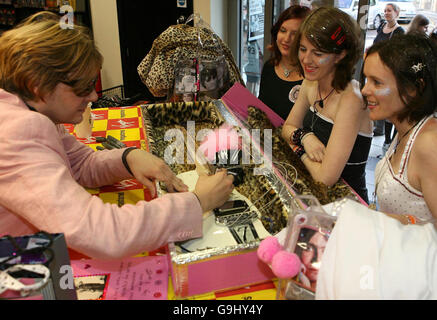 Nicky Wire signe des exemplaires de son album J'ai tué le Zeitgeist Banque D'Images