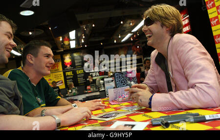 Nicky Wire, bassiste de la rue Manic Preachers, signe des copies de son nouvel album J'ai tué le Zeitgeist à la Vierge Megastore à Cardiff. Banque D'Images