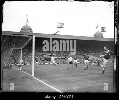 Football - coupe FA - finale - Tottenham Hotspur v Leicester City.Gordon Banks, gardien de la ville de Leicester (l), est battu alors que la balle vole à l'intérieur du poste pour le deuxième but de Tottenham Hotspur. Banque D'Images