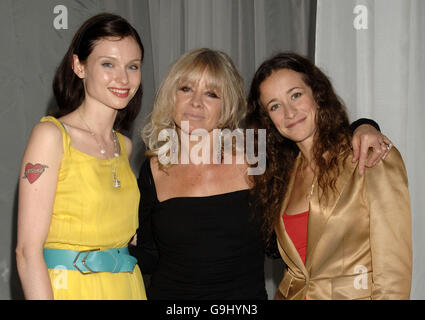 Sophie Ellis Bextor (à gauche), JO (au centre) et Leah Wood assistent aux empreintes d'une fête de lancement de génération à la brasserie Trueman, à l'est de Londres.Date de publication de la photo : jeudi 7 septembre 2006.Crédit photo devrait lire: Yui Mok / PA Banque D'Images