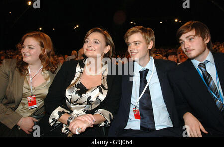 Cherie Blair est assise avec sa fille Kathryn (à gauche) et ses fils Euan et Nicky (à droite), lors d'un discours prononcé par son père, le Premier ministre Tony Blair, à la conférence du Parti travailliste à Manchester. Banque D'Images