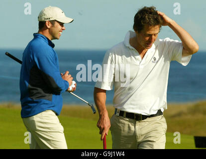 Golf - Dunhill Links Championship pratique - St Andrews golf course, Fife.Hugh Grant, (à droite), parle à Paul Casey lors d'une séance d'entraînement au parcours de golf de Kingsbarns, Fife. Banque D'Images