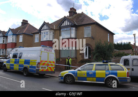 Des policiers se tiennent devant une maison à Gillingham, dans le Kent, à la suite de l'arrestation d'un homme de 61 ans ce matin. La police, enquêtant sur la vente d'armes militaires sur Internet, a effectué une perquisitionné dans deux propriétés et arrêté deux hommes ce matin. Banque D'Images