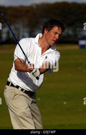 Golf - Dunhill Links Championship pratique - St Andrews golf course, Fife.Hugh Grant sur le terrain d'entraînement du parcours de golf de Kingsbarns, Fife. Banque D'Images