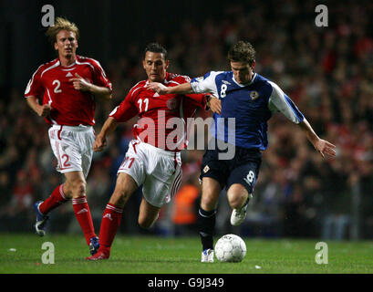 Steven Davis (à droite), d'Irlande du Nord, tient le défi de Peter Lovenkrands, du Danemark, lors du match F du championnat d'Europe de l'UEFA 2008 au stade Parken, à Copenhague, au Danemark. Banque D'Images