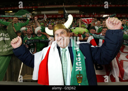 Le président de l'IFA, Jim Boyce, célèbre avec des fans après le match de qualification F du Championnat d'Europe de l'UEFA 2008 contre le Danemark au stade Parken de Copenhague, au Danemark. Banque D'Images