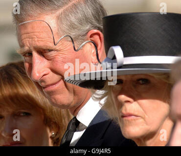 NOTER UNE AUTRE RÉCOLTE. (À partir de la gauche) la secrétaire à la Culture, Tessa Jowell, le prince de Galles et la duchesse de Cornouailles à l'occasion de l'inauguration d'un mémorial à ceux qui sont morts lors des attentats de Bali il y a quatre ans, sur Clive Steps, à Horse Guards Road, Londres. Banque D'Images