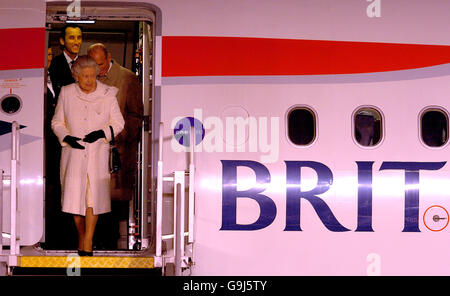 Britains la reine Elizabeth II et le duc d'Édimbourg arrivent à l'aéroport de Vilnius, en Lituanie, avant une excursion de quatre jours dans les pays baltes. Banque D'Images