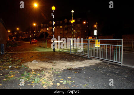 La scène où un garçon de 19 mois a été tué après qu'un conducteur à coups et coups dans une voiture volée a couru dans sa poussette. Le coup et la course fatales se sont produits à la jonction de Rolls Road et Marlborough Grove à Southwark, au sud-est de Londres. Banque D'Images