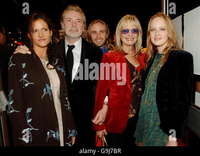 Twiggy, deuxième à droite et le mari Leigh Lawson arrivent avec la famille au Leicester Square, première britannique de Stranger than Fiction.APPUYEZ SUR ASSOCIATION photo.Date de la photo : vendredi 20 2006 octobre.Voir l'histoire des PA.Le crédit photo devrait être Fiona Hanson/PA Banque D'Images