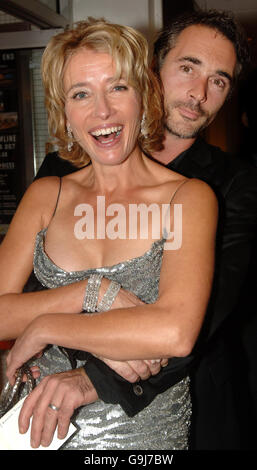 Emma Thompson, actrice lauréate d'un Oscar, et Greg Wise, mari de l'acteur, au Leicester Square, première britannique de Stranger than Fiction, dans laquelle elle est vedette.APPUYEZ SUR ASSOCIATION photo.Date de la photo : vendredi 20 2006 octobre.Voir l'histoire des PA.Le crédit photo devrait être Fiona Hanson/PA Banque D'Images