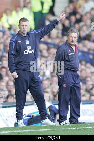 Soccer - FA Barclays Premiership - Everton v Sheffield United - Goodison Park.David Moyes, le directeur d'Everton, et Neil Warnock, le directeur de Sheffield United, se tiennent sur la ligne de contact Banque D'Images