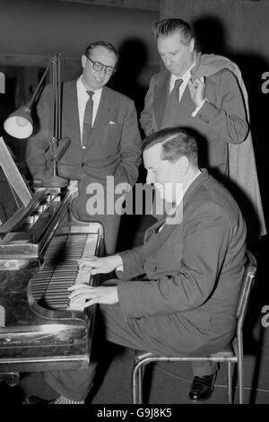 Sûr d'un autre gagnant, le compositeur britannique Malcolm Arnold joue une sélection de sa musique pour le film "The Key" à Carl Foreman, producteur exécutif, et Sir Carol Reed, réalisateur à droite, à Elstree Studios, Hertfordshire Banque D'Images