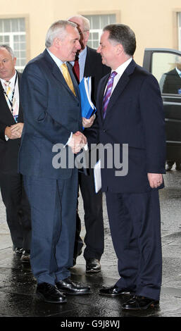 Irish Taoiseach Bertie Ahern (à gauche) accueille le premier ministre de Scotland, Jack McConnell, à l'extérieur de l'hôtel St Andrews, en Écosse, avant une série de négociations intensives visant à supprimer les derniers obstacles au partage de l'énergie en Irlande du Nord. Banque D'Images