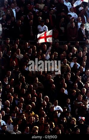 Rugby Union - Lloyds TSB six Nations Championship - Angleterre / Italie.Une croix St George est ondulée parmi les fans de l'Angleterre. Banque D'Images