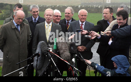 Le dirigeant de l'unioniste d'Ulster Sir Reg Impey (2e à gauche) s'adresse aux médias à l'extérieur de l'hôtel Fairmont, près de St Andrews, en Écosse. Banque D'Images