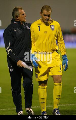 Football - Championnat d'Europe de l'UEFA qualification 2008 - Groupe E - Croatie / Angleterre - Stade Maksimir.Le gardien de but d'Angleterre Paul Robinson est consolé par l'entraîneur de gardien de but Ray Clemence Banque D'Images