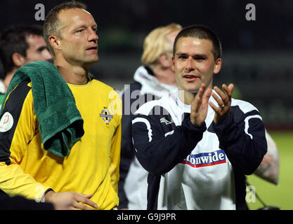 David Healy (à droite) d'Irlande du Nord avec le gardien de but Maik Taylor après avoir battu la Lettonie lors du match de qualification Euro 2008 Groupe F à Windsor Park, Belfast. Banque D'Images