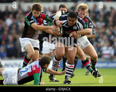 Rugby Union - Guinness Premiership - Bristol / Harlequins - Memorial Stadium.L'Alfie to'oala de Bristol traverse la défense des Harlequins pendant le match Guinness Premiership au Memorial Stadium de Bristol. Banque D'Images