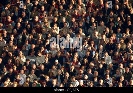 Football - FA Barclays Premiership - Aston Villa / Tottenham Hotspur - Villa Park. Les fans d'Aston Villa regardent l'action depuis les stands Banque D'Images