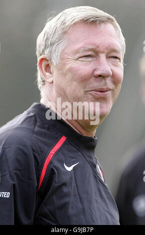 Sir Alex Ferguson, directeur de Manchester United, domine ses joueurs lors d'une séance d'entraînement sur le terrain d'entraînement de Carrington. Banque D'Images