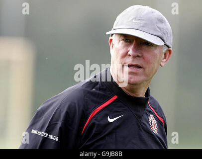 Football - séance d'entraînement Manchester United - Carrington.Sir Alex Ferguson, directeur de Manchester United, domine ses joueurs lors d'une séance d'entraînement sur le terrain d'entraînement de Carrington. Banque D'Images