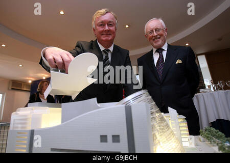 John O'Donoghue, ministre des Arts, du Sport et du Tourisme (à gauche) et PDG de Spencer Dock International Convention Centre Ltd Dermod Dwyer lors d'une visite sur le site de Dublin, vous pourrez découvrir un modèle du nouveau Centre national de conférences. Banque D'Images