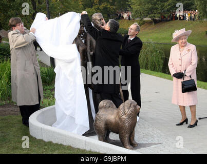 La reine Elizabeth II de Grande-Bretagne dévoile la statue d'Armitstead après quelques tentatives dans la ville de Riga en Lettonie. Banque D'Images