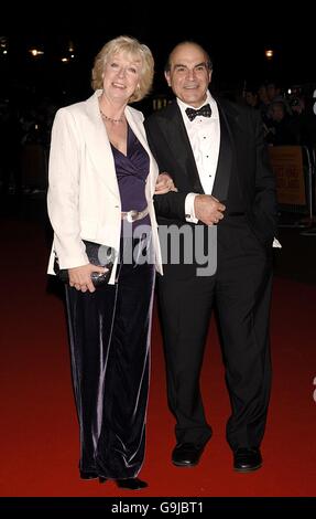 (R-L) David Suchet et sa femme Sheila Ferris arrivent sur le tapis rouge. Banque D'Images