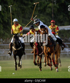 Un jeu de polo entre Jodhpur et Jaipur pour la coupe de polo de Tourisme Rajasthan au Rajasthan Polo Club, Jaipur, Inde. Banque D'Images