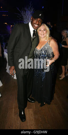 Vanessa Feltz et son partenaire Ben Ofoedu arrivent pour le Ice ball 2006 de Capital radio à l'aide de l'organisme caritatif « Help A London Child », de la Brasserie, à l'est de Londres. Banque D'Images