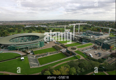 Les travaux de construction se poursuivent sur le nouveau toit au-dessus de Center court au All New England tennis Club, Wimbledon Banque D'Images