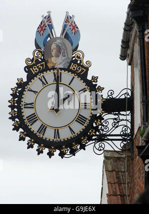 The Tolsey Clock à Wotton-Under-Edge, Gloucestershire comme les horloges remontent d'une heure à 2h le dimanche. APPUYEZ SUR ASOCIATION photo. Date de la photo: Vendredi 27 octobre 2006. Le crédit photo devrait se lire comme suit : Barry Batchelor/PA Banque D'Images