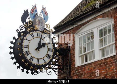 The Tolsey Clock à Wotton-Under-Edge, Gloucestershire comme les horloges remontent d'une heure à 2h le dimanche. APPUYEZ SUR ASOCIATION photo. Date de la photo: Vendredi 27 octobre 2006. Le crédit photo devrait se lire comme suit : Barry Batchelor/PA Banque D'Images