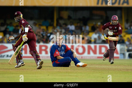 Andrew Flintop (au centre), en Angleterre, est abattu comme Dwayne Bravo (à gauche) et Ramnaresh Sarwan lors du match du Trophée des champions de l'ICC au stade Sardar Patel, à Ahmedabad, en Inde. Banque D'Images