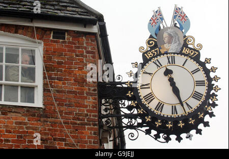 Paul Lester, ingénieur municipal honoraire de Wotton-Under-Edge à Gloucestershire, ajuste l'heure de l'horloge Tolsey de l'intérieur du bâtiment. M. Lester a maintenu l'horloge pendant 24 ans. Banque D'Images