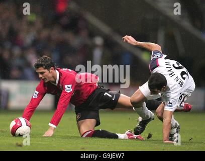 Football - FA Barclays Premiership - Bolton Wanderers / Manchester United - The Reebok Stadium.Tal Ben Haim de Bolton Wanderers et Cristiano Ronaldo de Manchester United Banque D'Images