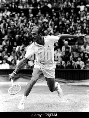 Tennis - Championnat de Wimbledon - hommes célibataires - finale - Stan Smith / Ilie Nastase. Stan Smith en action Banque D'Images