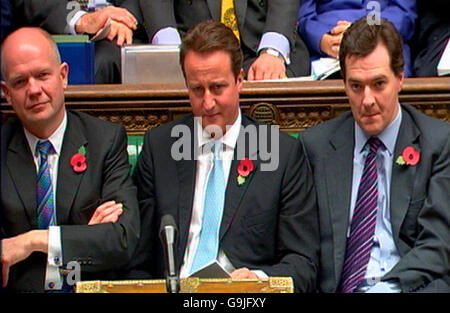 David Cameron, chef du Parti conservateur (au centre), le ministre des Affaires étrangères fantôme William Hague (à gauche) et le chancelier fantôme George Osborne, écoutent Tony Blair à prendre la parole lors des questions du premier ministre à la Chambre des communes, dans le centre de Londres. Banque D'Images