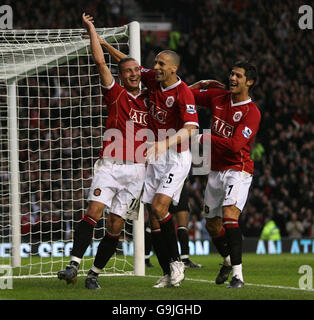 Nemanja Vidic de Manchester United (à gauche) célèbre son score avec Rio Ferdinand (au centre) et Cristiano Ronaldo lors du match Barclays Premiership à Old Trafford, Manchester. Banque D'Images