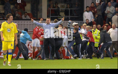 Les fans de Barnsley envahissent le terrain pour célébrer leur troisième but avec l'équipe lors du match de championnat de la ligue Coca-Cola au stade Oakwell, Barnsley. Banque D'Images