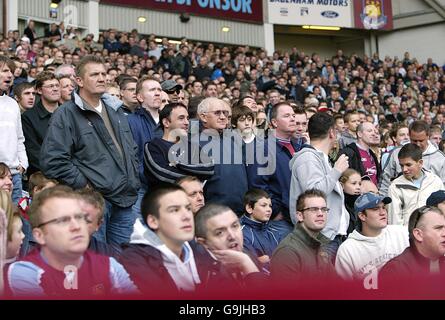 Soccer - FA Barclays Premiership - West Ham United v Arsenal - Upton Park.Les fans de West Ham United regardent depuis les tribunes pendant le match Banque D'Images