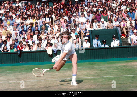 Tennis - Wimbledon 1977 - Mens Semi finale - John McEnroe v Jimmy Connors Banque D'Images