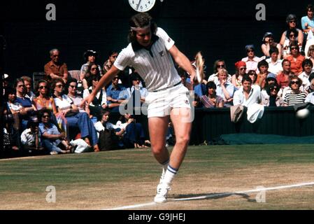 Tennis - Wimbledon 1977 - Mens des célibataires Semi finale - John McEnroe v Jimmy Connors Banque D'Images