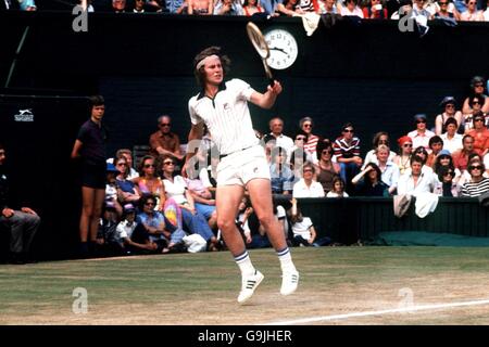 Tennis - Wimbledon 1977 - Mens des célibataires Semi finale - John McEnroe v Jimmy Connors Banque D'Images