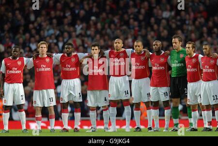 Football - FA Barclays Premiership - Arsenal / Liverpool - Emirates Stadium.L'équipe d'Arsenal observe le silence des minutes pour le dimanche de Rememberance Banque D'Images