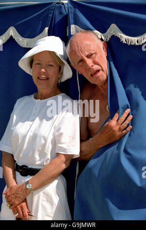 Richard Wilson (r, qui joue Victor MelDrew) et Annette Crosbie (l, qui joue sa femme Margaret) photographiés pendant le tournage de l'offre spéciale de Noël d'un pied en Algarve Banque D'Images